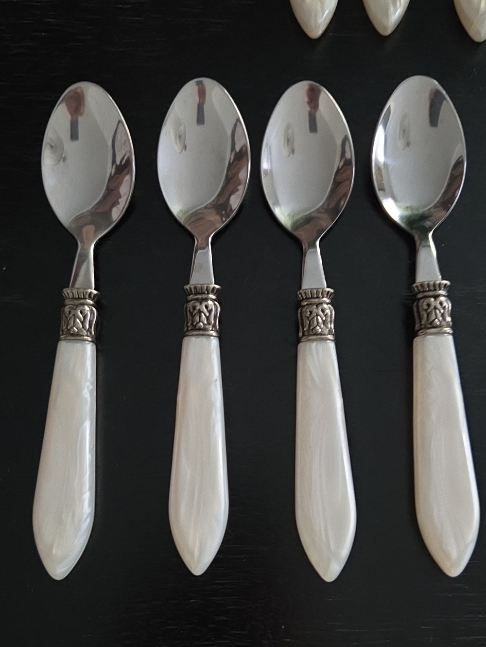 Faux Pearl Handle 24 Piece flatware set - Picture 9 of 12
